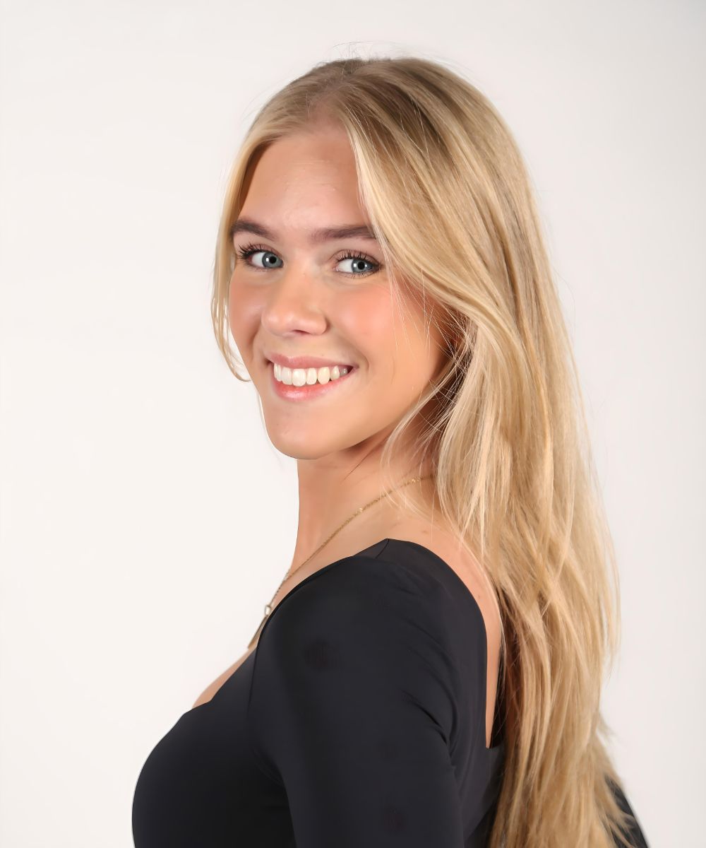 Sienna Mazur Headshot (1)